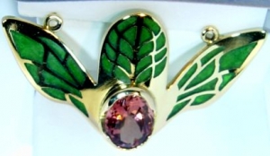 Voici une pièce en or jaune émaillée en plique à jour avec une belle tourmaline vieux rose.